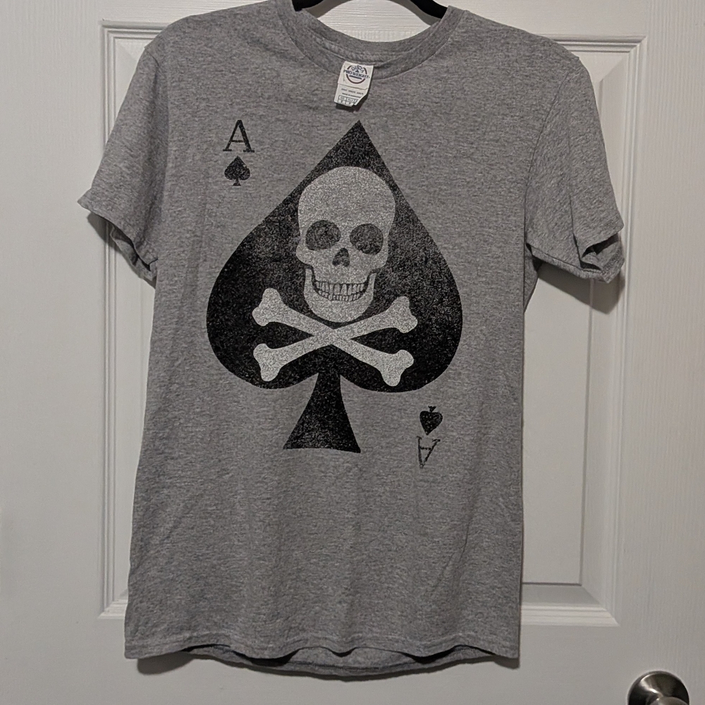 Gray Skull and Crossbones Graphic T-Shirt